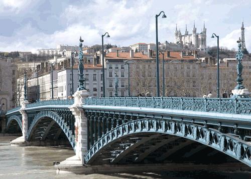 Ponte antico sul fiume